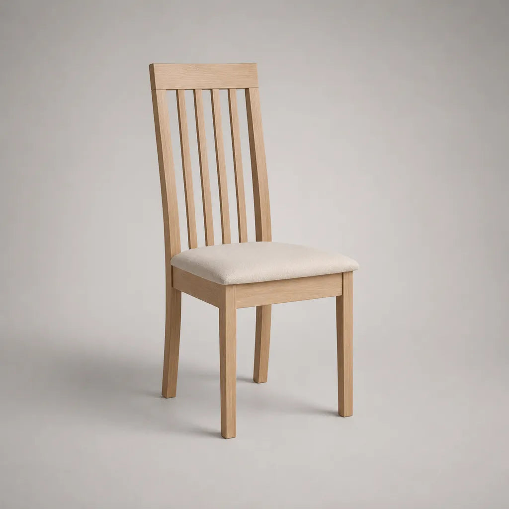 Sedia in legno con seduta imbottita e schienale a listelli, rovere chiaro e crema, 45 × 52 × 98 cm