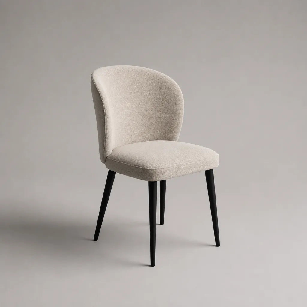 Sedia da pranzo imbottita beige con rivestimento in tessuto, schienale arrotondato e gambe in metallo nero, 52 × 58 × 82 cm