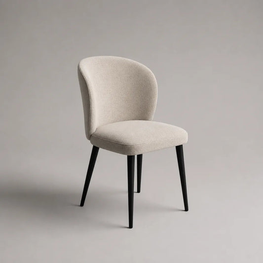 Sedia da pranzo imbottita beige con rivestimento in tessuto, schienale arrotondato e gambe in metallo nero, 52 × 58 × 82 cm