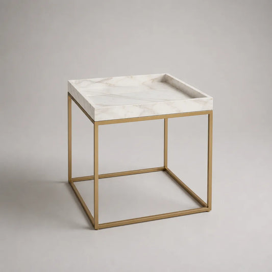Tavolino laterale quadrato in MDF effetto marmo bianco con struttura in acciaio dorato, 45 × 45 × 55 cm
